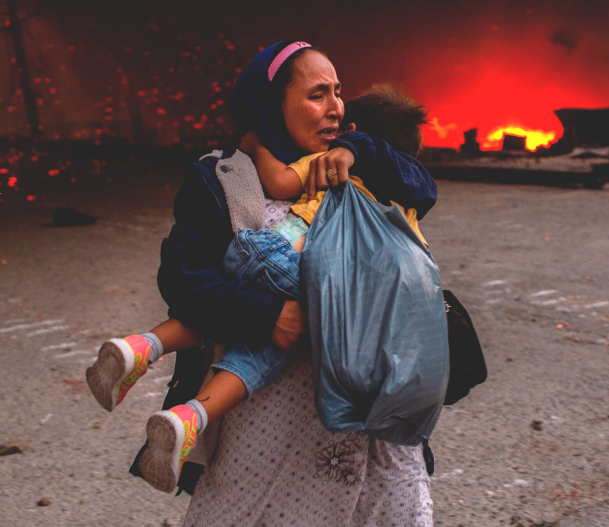 Mujer huyendo con hijo