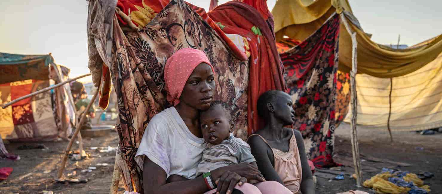 south-sudan_family-rests-at-transit-centre-renk