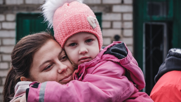 Mom and daughter hugging UNHCR