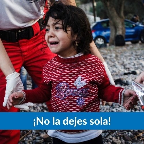 Niña refugiada en busca de ayuda Niña refugiada en busca de ayuda